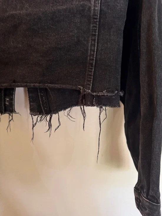 Zara Black Cropped Denim Jacket with Frayed Hem - Picture 8 of 9